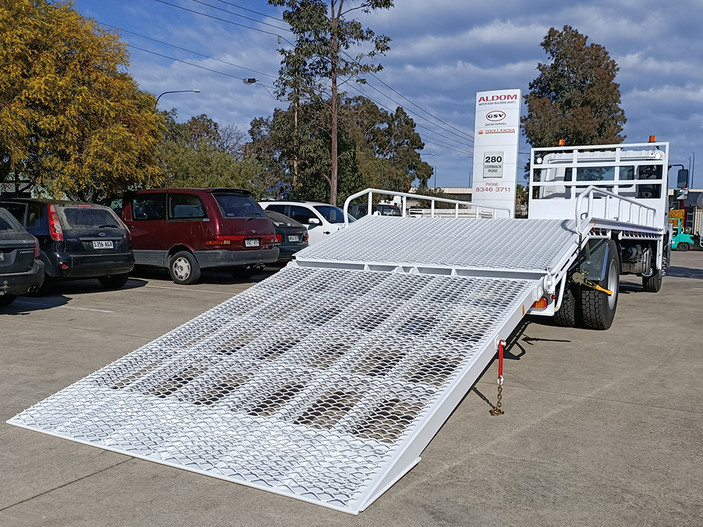 Aldom - Beaver tail tray with hydraulic ramps